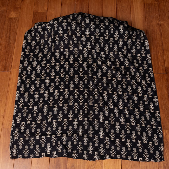 【5個セット】〔1m単位切り売り〕伝統息づく南インドから　昔ながらの更紗模様布〔約107cm〕ブラック系 3 - 全体を広げてみたところです。1mの長さごとにご購入いただけます。