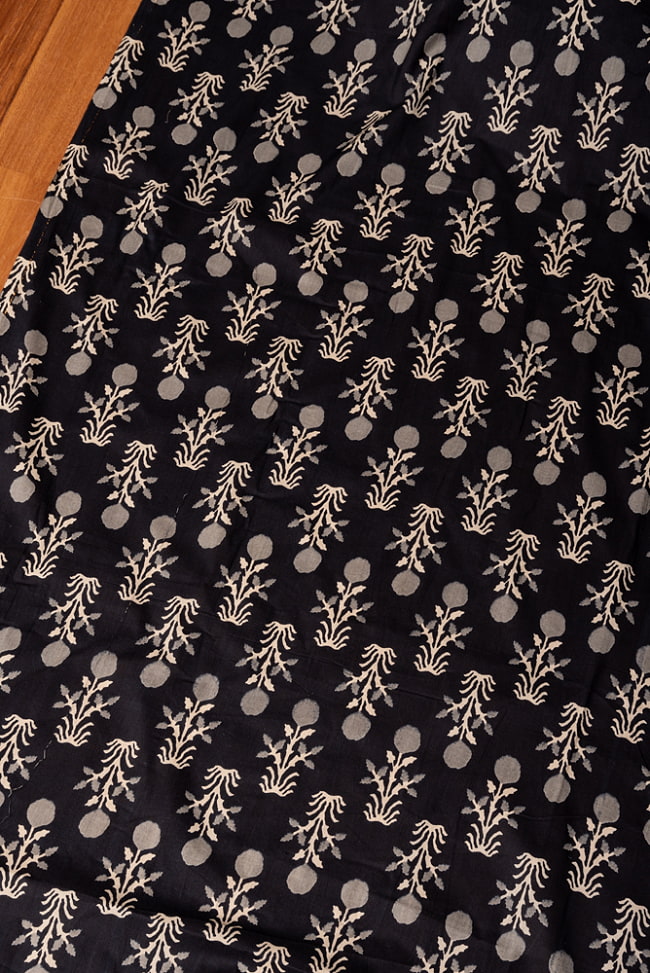 【5個セット】〔1m単位切り売り〕伝統息づく南インドから　昔ながらの更紗模様布〔約107cm〕ブラック系 4 - インドならではの布ですね