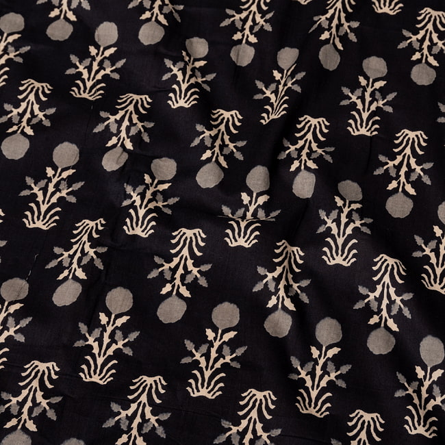 【5個セット】〔1m単位切り売り〕伝統息づく南インドから　昔ながらの更紗模様布〔約107cm〕ブラック系 5 - 生地の拡大写真です