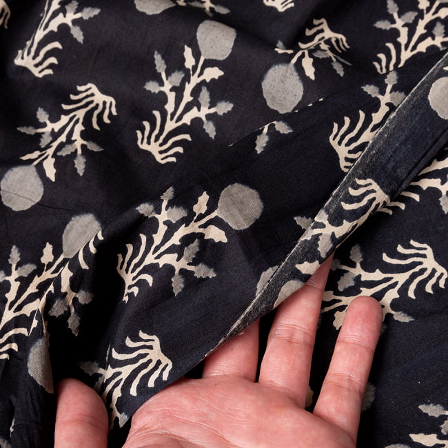 【5個セット】〔1m単位切り売り〕伝統息づく南インドから　昔ながらの更紗模様布〔約107cm〕ブラック系 7 - 生地の拡大写真です