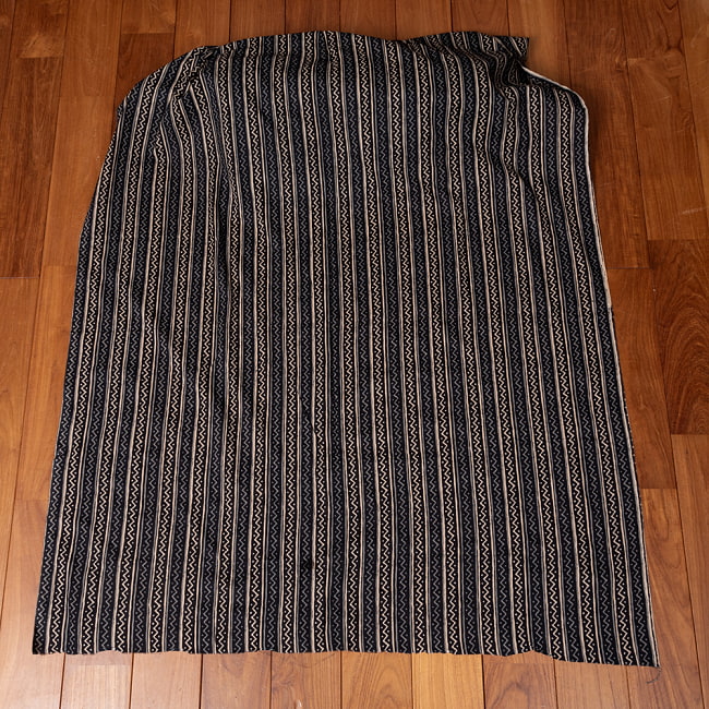 【5個セット】〔1m切単位り売り〕伝統息づく南インドから 昔ながらの更紗模様布〔約108cm〕ブラック系 3 - 全体を広げてみたところです。1mの長さごとにご購入いただけます。