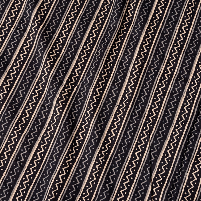 【5個セット】〔1m切単位り売り〕伝統息づく南インドから 昔ながらの更紗模様布〔約108cm〕ブラック系 5 - 生地の拡大写真です