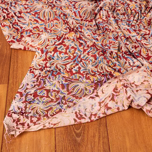 【5個セット】〔1m切単位り売り〕伝統息づく南インドから　昔ながらの木版染め更紗模様布 - 赤系〔横幅:約121cm〕 6 - 縁部分の写真です。雰囲気ある、このムラはハンドメイドにしか出せません。