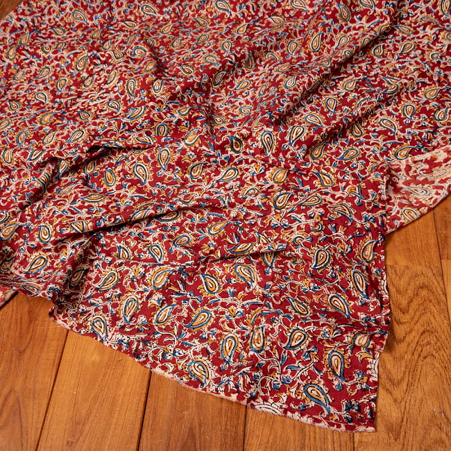 【5個セット】〔1m切単位り売り〕伝統息づく南インドから 昔ながらの木版染め更紗模様布〔約106cm〕 - レッド 6 - 生地の拡大写真です。とても良い風合いです。