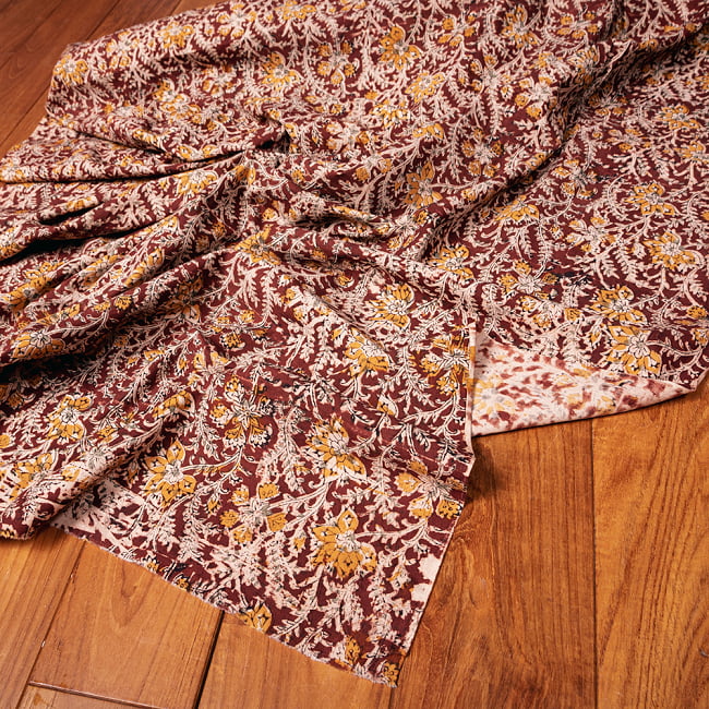 【5個セット】〔1m切単位り売り〕伝統息づく南インドから 昔ながらの木版染め更紗模様布〔約106cm〕 - 赤茶 6 - 生地の拡大写真です。とても良い風合いです。