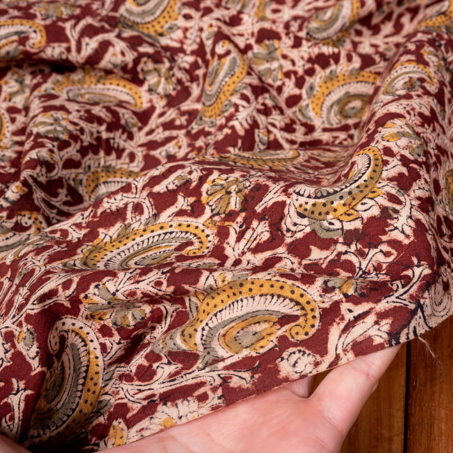 【5個セット】〔1m切単位り売り〕伝統息づく南インドから　昔ながらの木版染め更紗模様布〔約106cm〕 - 赤茶 7 - 生地を広げてみたところです。横幅もしっかりあります。注文個数に応じた長さにカットしてお送りいたします。