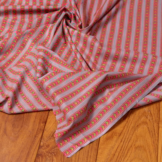 【5個セット】〔1m切単位り売り〕南インドのアローストライプ布〔幅約105cm〕 - グレー×ピンク系 6 - 生地の拡大写真です。とても良い風合いです。