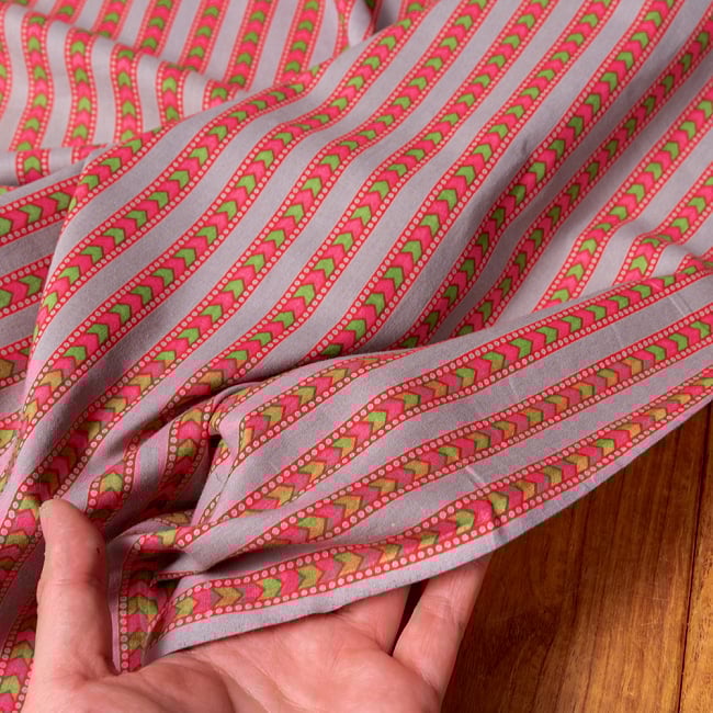 【5個セット】〔1m切単位り売り〕南インドのアローストライプ布〔幅約105cm〕 - グレー×ピンク系 7 - このような質感の生地になります