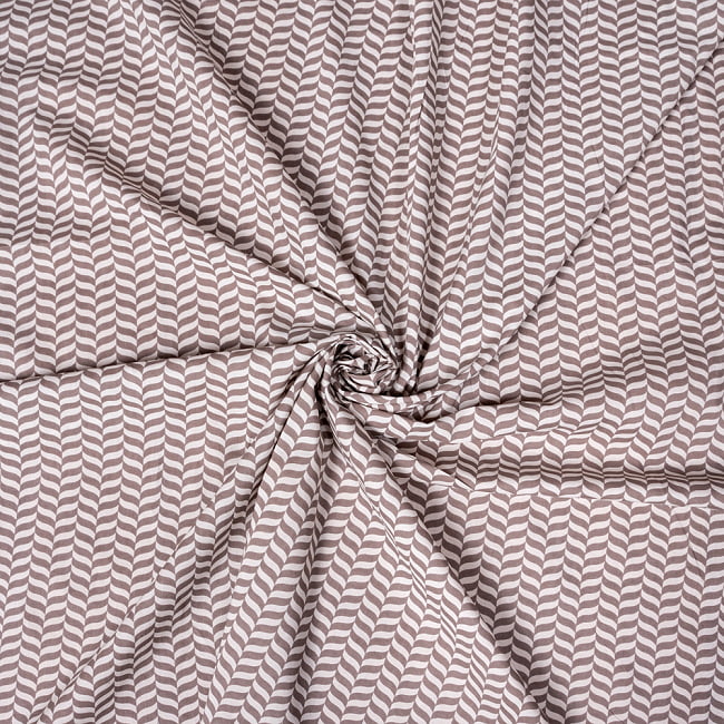 【5個セット】〔1m切単位り売り〕南インドのキャンディケインストライプ布 ヘリンボーン〔約106cm〕 - グレー×ホワイト 5 - インドならではの布ですね。