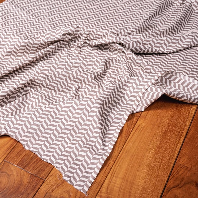 【5個セット】〔1m切単位り売り〕南インドのキャンディケインストライプ布 ヘリンボーン〔約106cm〕 - グレー×ホワイト 6 - 生地の拡大写真です。とても良い風合いです。