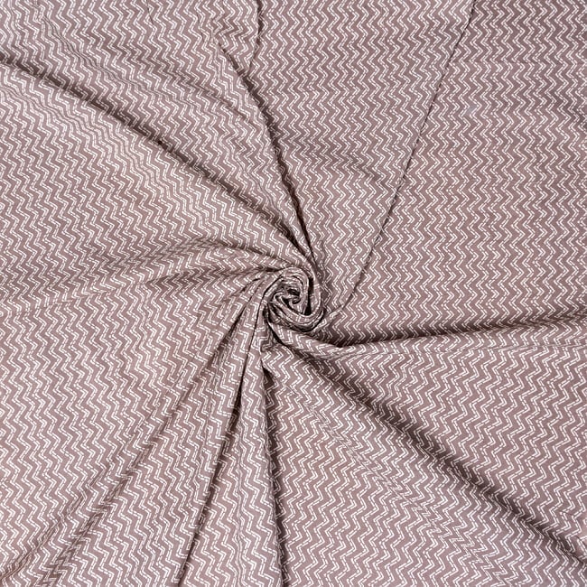 【5個セット】〔1m切単位り売り〕南インドのジグザグ模様　シェブロン・ストライプ布〔幅約106cm〕 - グレー×ホワイト系 5 - インドならではの布ですね。