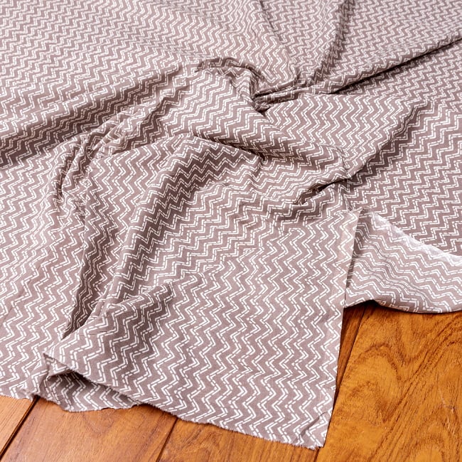 【5個セット】〔1m切単位り売り〕南インドのジグザグ模様　シェブロン・ストライプ布〔幅約106cm〕 - グレー×ホワイト系 6 - 生地の拡大写真です。とても良い風合いです。