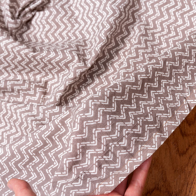 【5個セット】〔1m切単位り売り〕南インドのジグザグ模様　シェブロン・ストライプ布〔幅約106cm〕 - グレー×ホワイト系 7 - このような質感の生地になります