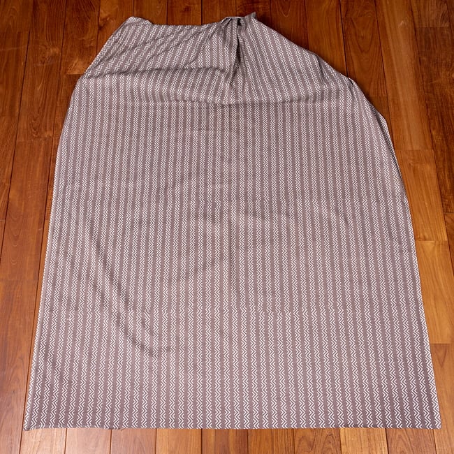 【5個セット】〔1m切単位り売り〕南インドのジグザグ模様　シェブロン・ストライプ布〔幅約110cm〕 - グレー系 3 - 生地全体を広げてみたところです。1個あたり1mとして、ご注文個数に応じた長さにカットしてお送りいたします。