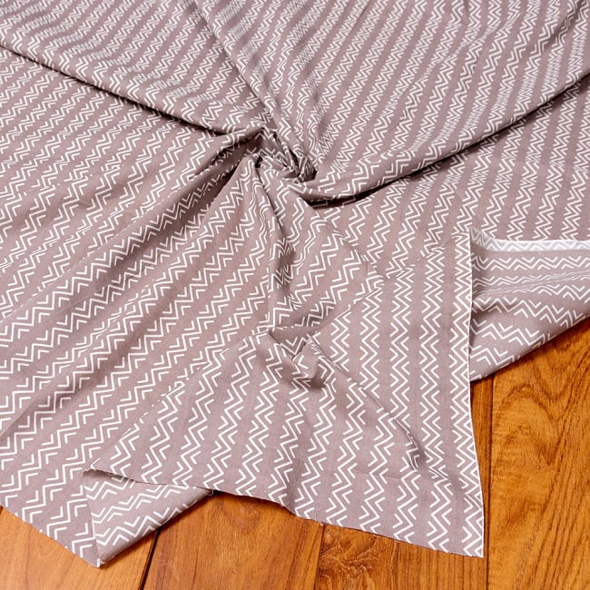 【5個セット】〔1m切単位り売り〕南インドのジグザグ模様　シェブロン・ストライプ布〔幅約110cm〕 - グレー系 6 - 生地の拡大写真です。とても良い風合いです。