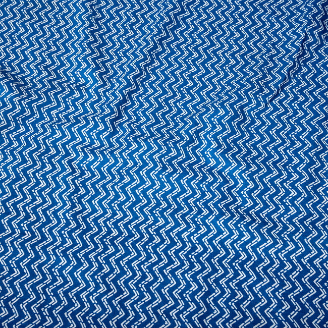 【5個セット】〔1m切単位り売り〕南インドのジグザグ模様　シェブロン・ストライプ布〔約106cm〕 - ブルー 5 - インドならではの布ですね。