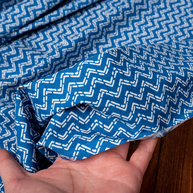 【5個セット】〔1m切単位り売り〕南インドのジグザグ模様　シェブロン・ストライプ布〔約106cm〕 - ブルー 7 - 生地を広げてみたところです。横幅もしっかりあります。注文個数に応じた長さにカットしてお送りいたします。