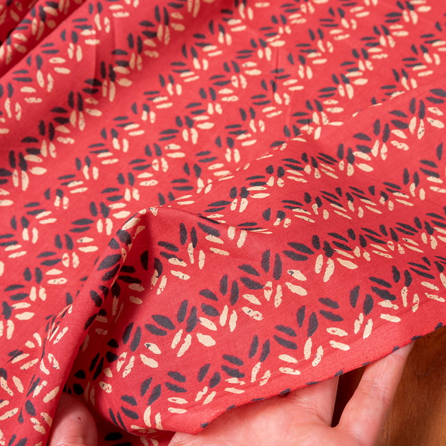 【5個セット】〔1m切単位り売り〕南インドのビーンズ・パターン布〔幅約109cm〕 - ピンク系 7 - このような質感の生地になります