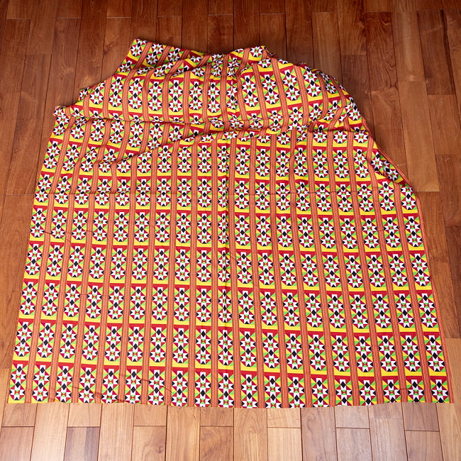 【5個セット】〔1m切単位り売り〕民族系ファブリック　生地　幾何学模様　アフリカンファブリック　フォークロア　民俗的　トライバル〔約162.5cm〕 3 - 生地を広げてみたところです。横幅もしっかりあります。注文個数に応じた長さにカットしてお送りいたします。