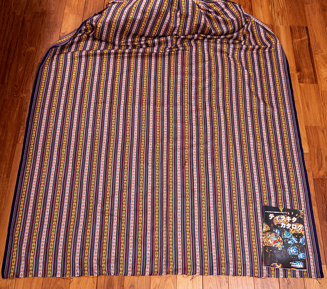 【3個セット】〔50cm切り売り〕ネパール伝統のコットン織り生地　薄手〔幅約150cm〕 3 - 生地を広げてみたところです。右下にあるのはサイズ比較用のA4サイズカタログです。