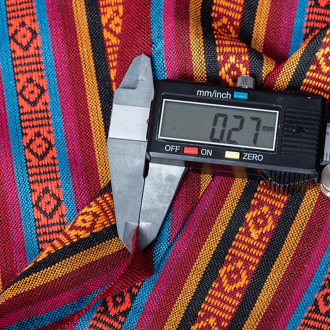 【3個セット】〔50cm切り売り〕ネパール伝統のコットン織り生地　薄手〔幅約148cm〕 10 - 厚みの目安は大体このような感じです *柔らかいコットン生地なので計り方によって差異がございます