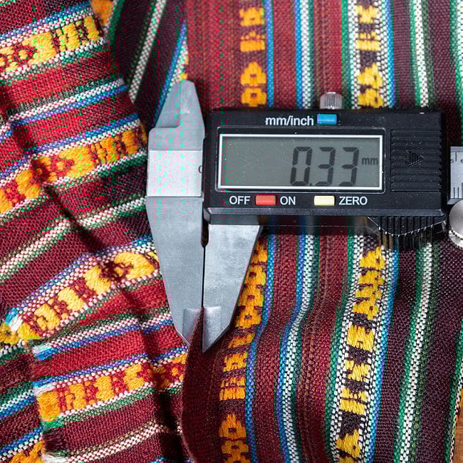 【3個セット】〔50cm切り売り〕ネパール伝統のコットン織り生地　薄手〔幅約152cm〕 10 - 厚みの目安は大体このような感じです *柔らかいコットン生地なので計り方によって差異がございます