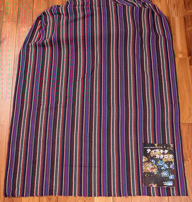 【3個セット】〔50cm切り売り〕ネパール伝統のコットン織り生地　厚手〔幅約121cm〕 3 - 生地を広げてみたところです。右下にあるのはサイズ比較用のA4サイズカタログです。