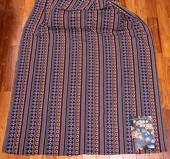 【3個セット】〔50cm切り売り〕ネパール伝統のコットン織り生地 厚手〔幅約149cm〕 3 - 生地を広げてみたところです。右下にあるのはサイズ比較用のA4サイズカタログです。