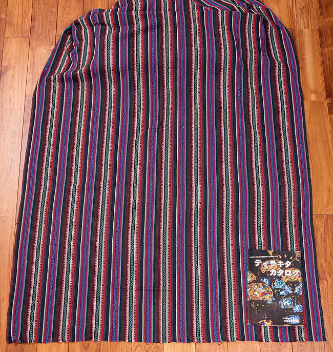 【5個セット】〔50cm切り売り〕ネパール伝統のコットン織り生地 厚手〔幅約121cm〕 3 - 生地を広げてみたところです。右下にあるのはサイズ比較用のA4サイズカタログです。