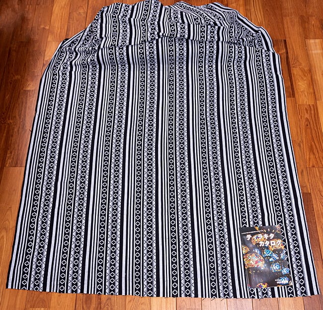 【5個セット】〔50cm切り売り〕ネパール伝統のコットン織り生地　厚手〔幅約151cm〕 3 - 生地を広げてみたところです。右下にあるのはサイズ比較用のA4サイズカタログです。