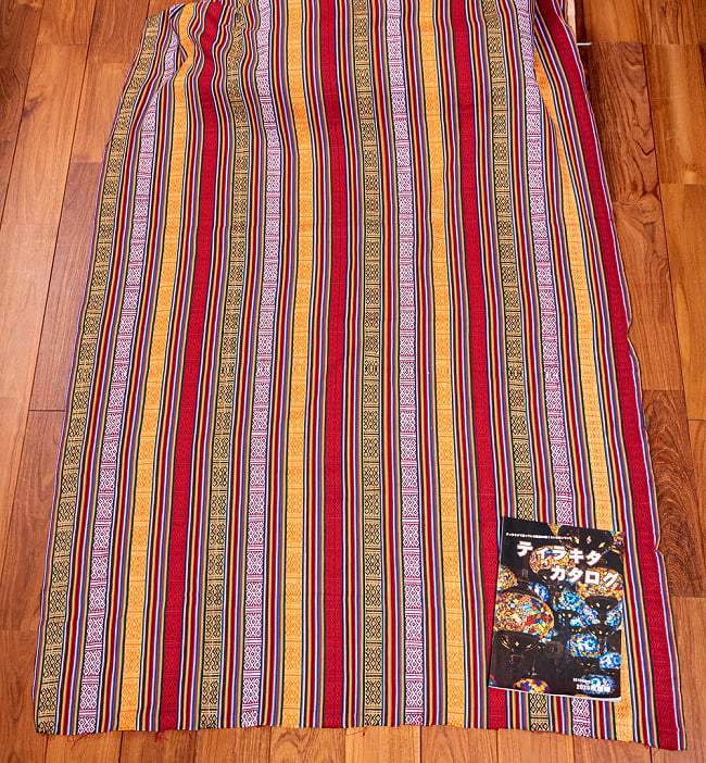 【5個セット】〔50cm切り売り〕ネパール伝統のコットン織り生地　厚手〔幅約106cm〕 3 - 生地を広げてみたところです。右下にあるのはサイズ比較用のA4サイズカタログです。