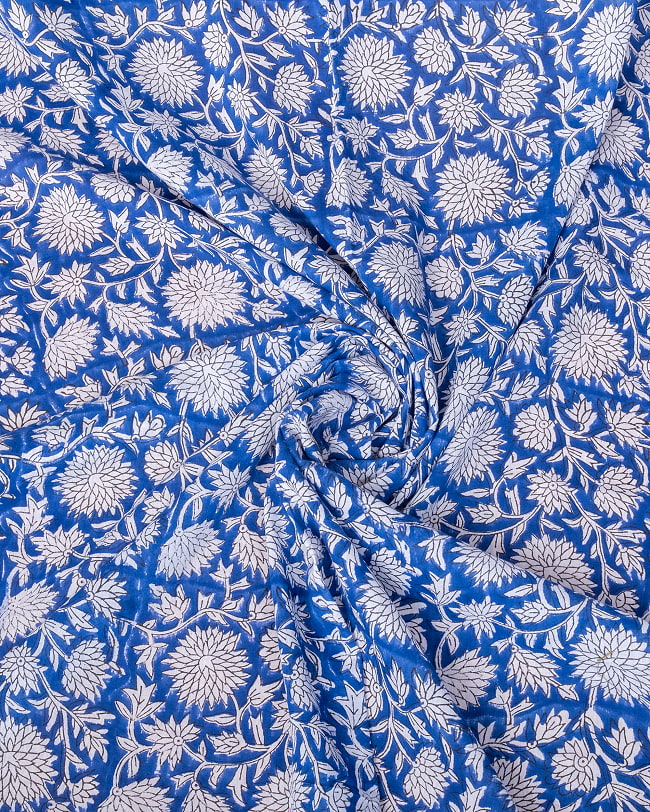 【3個セット】〔1m単位切り売り〕ジャイプル　職人手作り木版染め　色彩美しいボタニカルデザイン〔幅約113cm〕〔ブルー系　更紗柄〕　おしゃれ　生地　テーブルクロス　手芸素材などへ 5 - インドならではの布ですね。