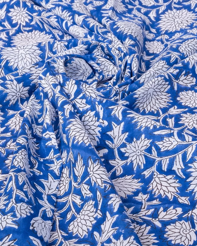 【3個セット】〔1m単位切り売り〕ジャイプル　職人手作り木版染め　色彩美しいボタニカルデザイン〔幅約113cm〕〔ブルー系　更紗柄〕　おしゃれ　生地　テーブルクロス　手芸素材などへ 6 - 生地の拡大写真です