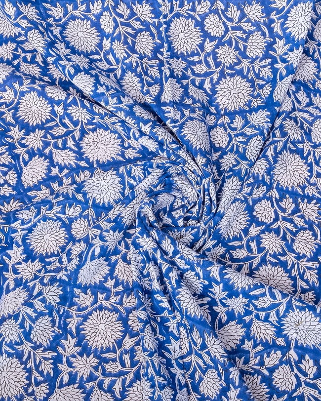 【3個セット】〔1m単位切り売り〕ジャイプル　職人手作り木版染め　色彩美しいボタニカルデザイン〔幅約113cm〕〔ブルー系　更紗柄〕　おしゃれ　生地　テーブルクロス　手芸素材などへ 5 - インドならではの布ですね。