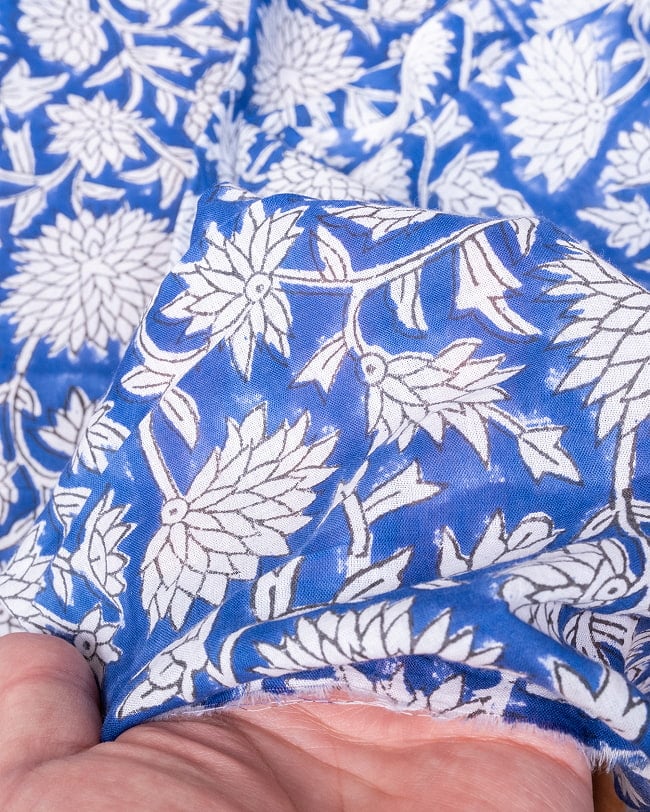 【3個セット】〔1m単位切り売り〕ジャイプル　職人手作り木版染め　色彩美しいボタニカルデザイン〔幅約113cm〕〔ブルー系　更紗柄〕　おしゃれ　生地　テーブルクロス　手芸素材などへ 8 - このような生地感になります。ウッドブロックにしか出せない風合いです。