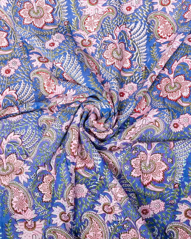 【3個セット】〔1m単位切り売り〕ジャイプル　職人手作り木版染め　色彩美しいボタニカルデザイン〔幅約111cm〕〔ブルー系　更紗柄〕　おしゃれ　生地　テーブルクロス　手芸素材などへ 5 - インドならではの布ですね。