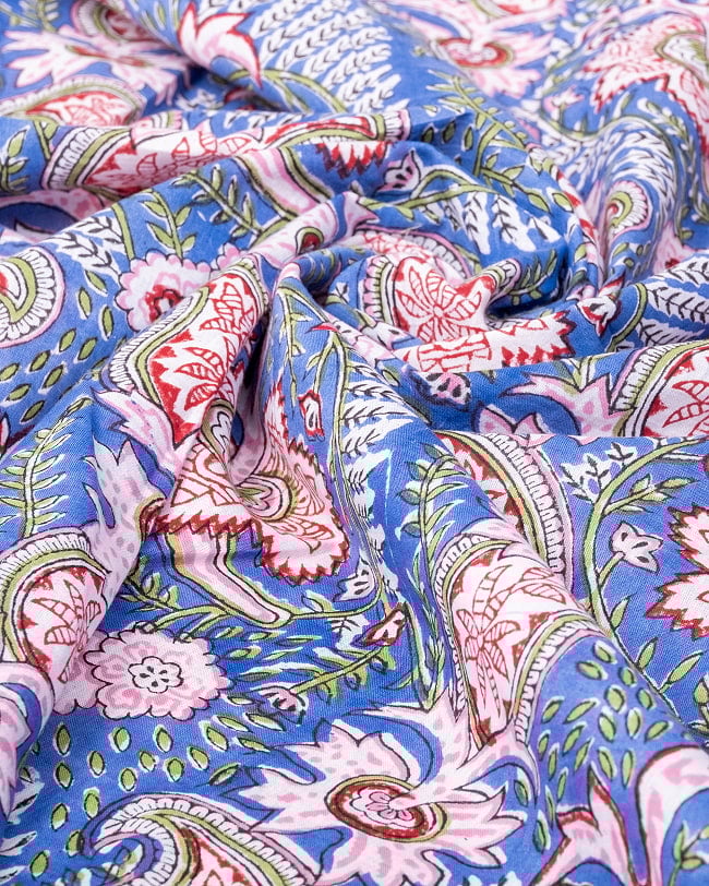 【3個セット】〔1m単位切り売り〕ジャイプル　職人手作り木版染め　色彩美しいボタニカルデザイン〔幅約111cm〕〔ブルー系　更紗柄〕　おしゃれ　生地　テーブルクロス　手芸素材などへ 6 - 生地の拡大写真です