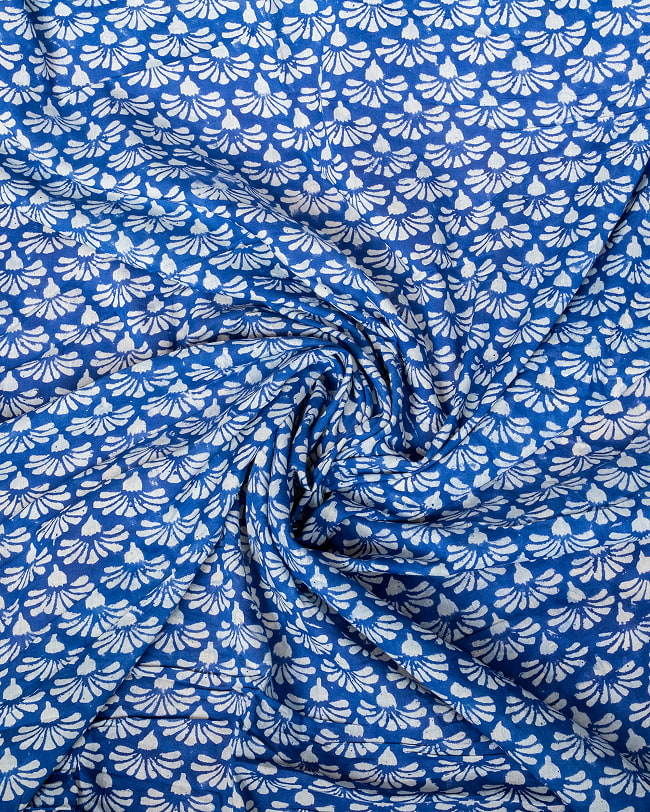 【3個セット】〔1m単位切り売り〕ジャイプル　職人手作り木版染め　色彩美しいボタニカルデザイン〔幅約110cm〕〔ブルー系　小花柄〕　おしゃれ　生地　テーブルクロス　手芸素材などへ 5 - インドならではの布ですね。