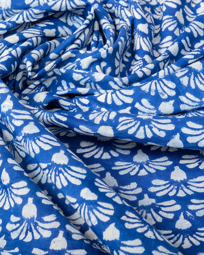 【3個セット】〔1m単位切り売り〕ジャイプル　職人手作り木版染め　色彩美しいボタニカルデザイン〔幅約110cm〕〔ブルー系　小花柄〕　おしゃれ　生地　テーブルクロス　手芸素材などへ 6 - 生地の拡大写真です