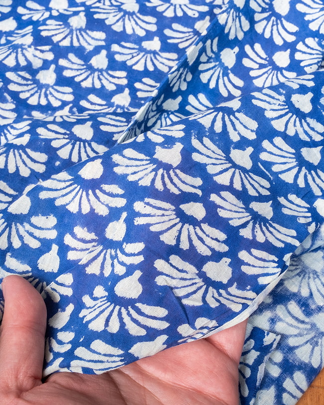 【3個セット】〔1m単位切り売り〕ジャイプル　職人手作り木版染め　色彩美しいボタニカルデザイン〔幅約110cm〕〔ブルー系　小花柄〕　おしゃれ　生地　テーブルクロス　手芸素材などへ 8 - このような生地感になります。ウッドブロックにしか出せない風合いです。