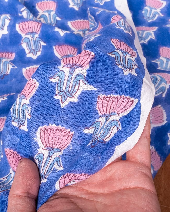 【3個セット】〔1m単位切り売り〕ジャイプル 職人手作り木版染め 色彩美しいボタニカルデザイン〔幅約109cm〕〔レイン系 小花柄〕 おしゃれ 生地 テーブルクロス 手芸素材などへ 8 - このような生地感になります。ウッドブロックにしか出せない風合いです。