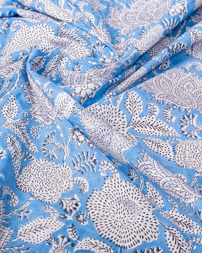 【3個セット】〔1m単位切り売り〕ジャイプル　職人手作り木版染め　色彩美しいボタニカルデザイン〔幅約106cm〕〔水色系　更紗柄〕　おしゃれ　生地　テーブルクロス　手芸素材などへ 6 - 生地の拡大写真です