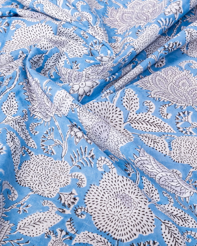 【3個セット】〔1m単位切り売り〕ジャイプル　職人手作り木版染め　色彩美しいボタニカルデザイン〔幅約106cm〕〔水色系　更紗柄〕　おしゃれ　生地　テーブルクロス　手芸素材などへ 6 - 生地の拡大写真です