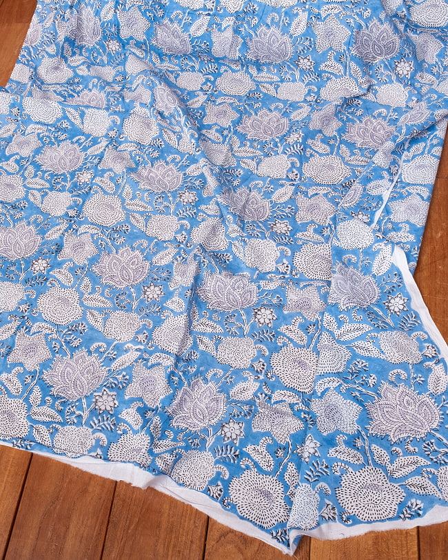 【3個セット】〔1m単位切り売り〕ジャイプル　職人手作り木版染め　色彩美しいボタニカルデザイン〔幅約106cm〕〔水色系　更紗柄〕　おしゃれ　生地　テーブルクロス　手芸素材などへ 7 - とても良い風合いです