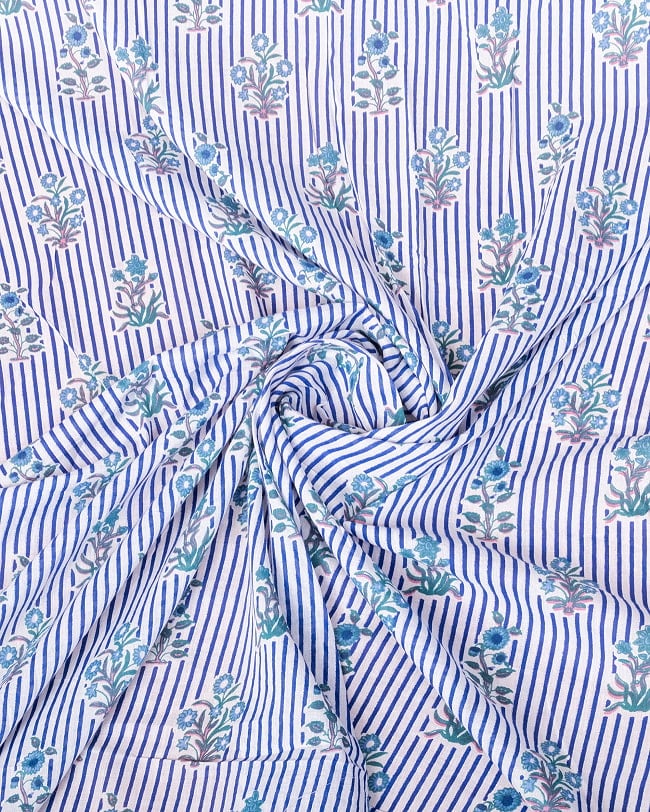 【3個セット】〔1m単位切り売り〕ジャイプル　職人手作り木版染め　色彩美しいボタニカルデザイン〔幅約113cm〕〔ブルー系　更紗柄〕　おしゃれ　生地　テーブルクロス　手芸素材などへ 5 - インドならではの布ですね。