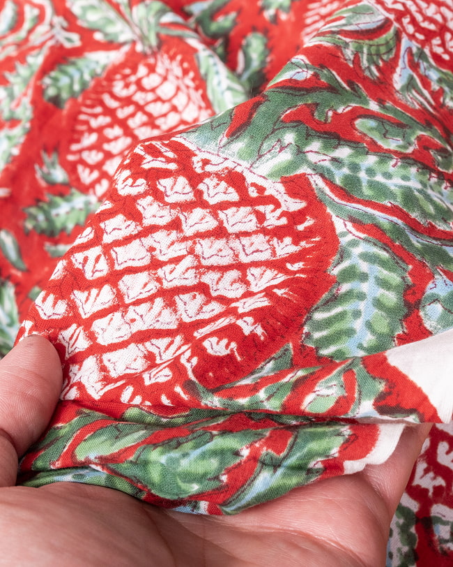 【3個セット】〔1m単位切り売り〕ジャイプル　職人手作り木版染め　色彩美しいボタニカルデザイン〔幅約109cm〕〔レッド系　パイナップル柄〕　おしゃれ　生地　テーブルクロス　手芸素材などへ 8 - このような生地感になります。ウッドブロックにしか出せない風合いです。