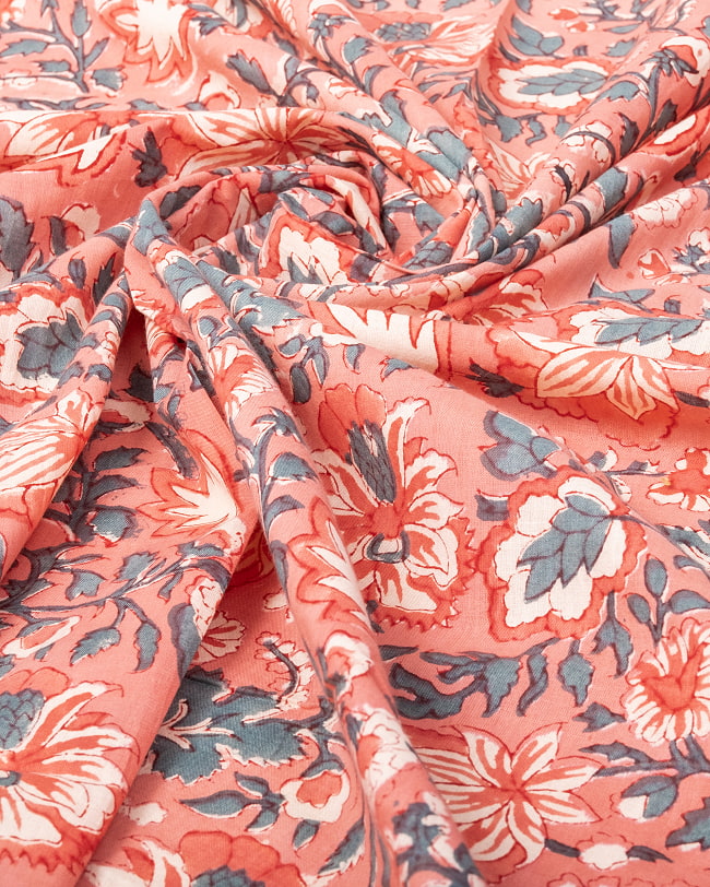 【3個セット】〔1m単位切り売り〕ジャイプル　職人手作り木版染め　色彩美しいボタニカルデザイン〔幅約109cm〕〔サーモンオレンジ系　更紗柄〕　おしゃれ　生地　テーブルクロス　手芸素材などへ 6 - 生地の拡大写真です