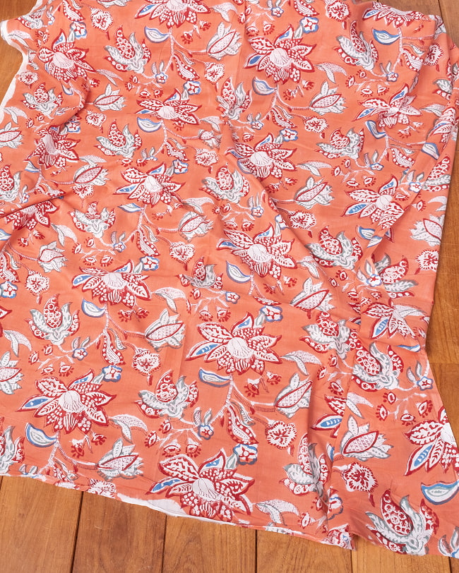 【3個セット】〔1m単位切り売り〕ジャイプル　職人手作り木版染め　色彩美しいボタニカルデザイン〔幅約109cm〕〔サーモンオレンジ系　更紗柄〕　おしゃれ　生地　テーブルクロス　手芸素材などへ 7 - とても良い風合いです