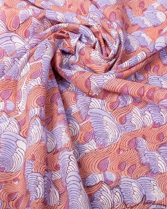 【3個セット】〔1m単位切り売り〕ジャイプル　職人手作り木版染め　色彩美しいボタニカルデザイン〔幅約110cm〕〔サーモン×紫系　波模様〕　おしゃれ　生地　テーブルクロス　手芸素材などへ 6 - 生地の拡大写真です