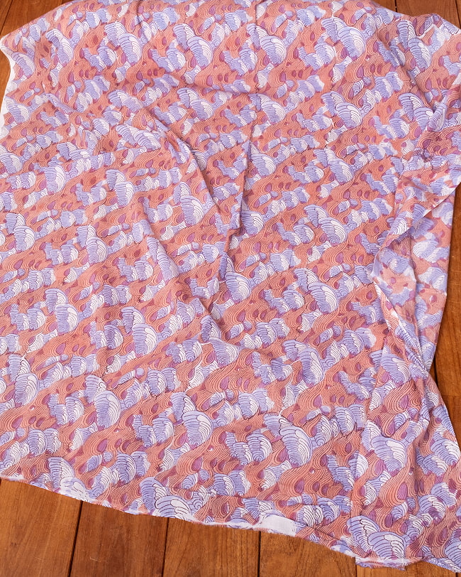 【3個セット】〔1m単位切り売り〕ジャイプル　職人手作り木版染め　色彩美しいボタニカルデザイン〔幅約110cm〕〔サーモン×紫系　波模様〕　おしゃれ　生地　テーブルクロス　手芸素材などへ 7 - とても良い風合いです